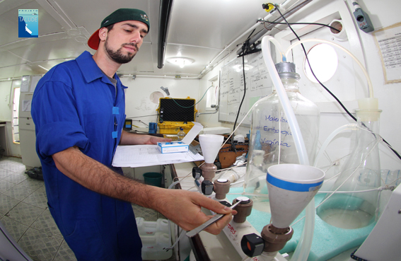 pesquisador preparando filtros para coleta de fitoplancton